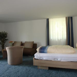 Comfort Zimmer mit Kingsize-Bett für Gäste mit Behinderungen